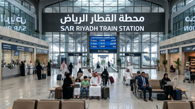 محطة القطار الرياض منظر عام لمحطة القطار الرياض يوضح صالات الانتظار ومواقف السيارات وخدمات المسافرين.